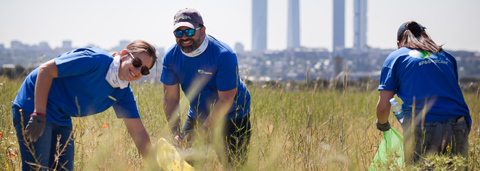Equipo realizando acciones de limpieza y cuidado del medio ambiente