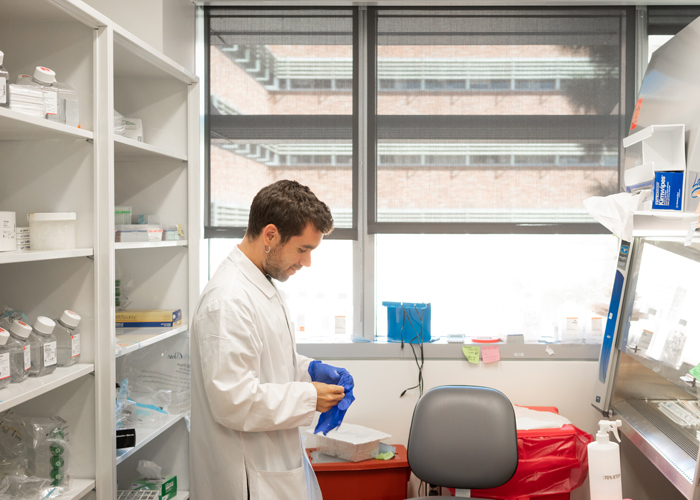 Gabriel Abril Rodríguez en su laboratorio de UCLA